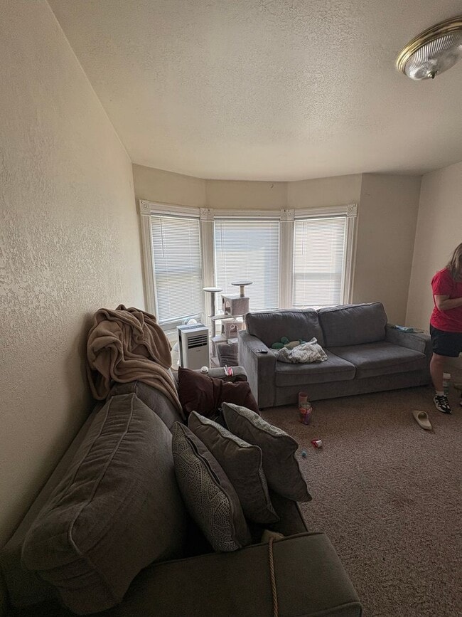 Building Photo - Campus Housing 3 Bed 1 Bath - Last Minute Availability! Steps from campus!