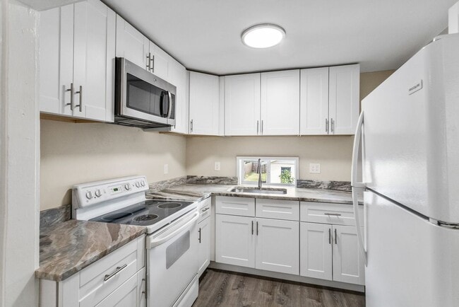 Building Photo - REDUCED Rent $2250.... 3 bed/2 bath Split Level, NEW downstairs addition, lots of extras *READY**...