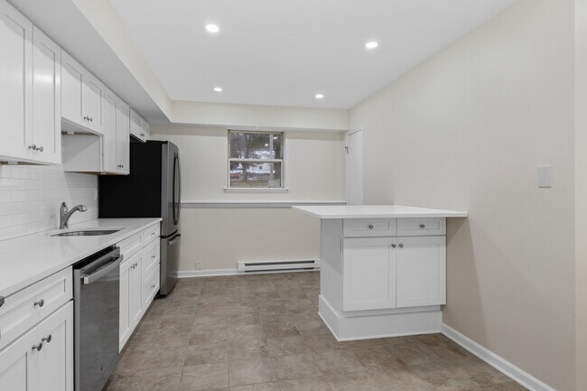 Building Photo - 5 Horizon View Dr W