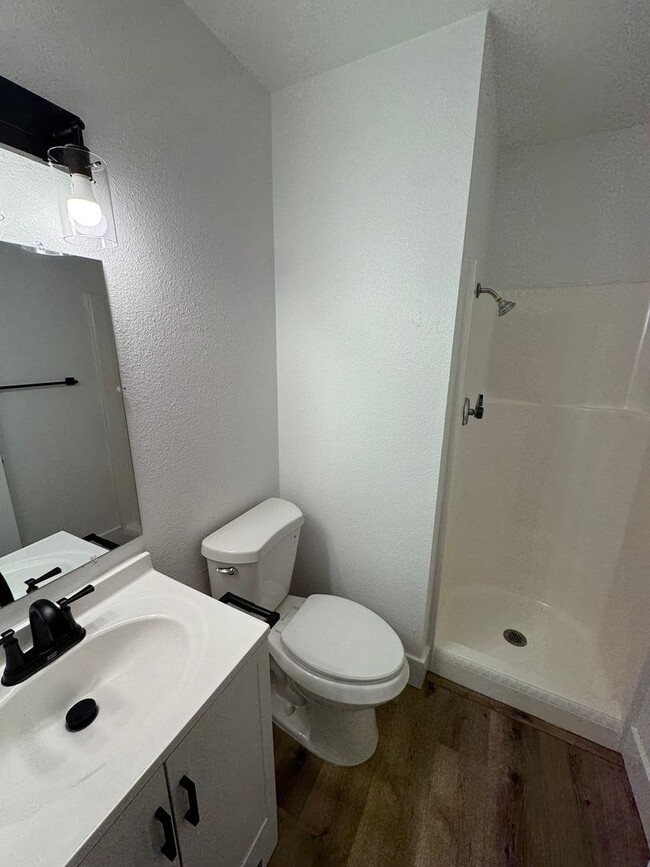 Building Photo - Newly Renovated 3 Bedroom 2 Bathroom Home ...