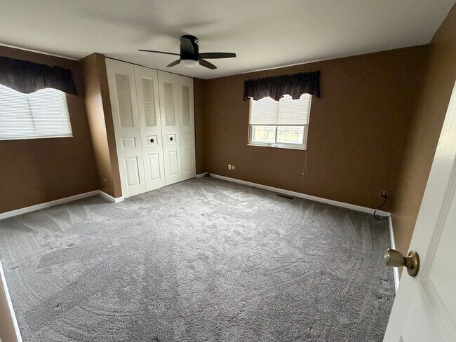 Building Photo - Great Four Bedroom Huber Home