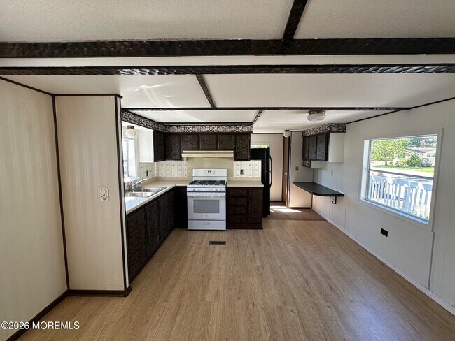 Building Photo - 16 Maplewood Dr