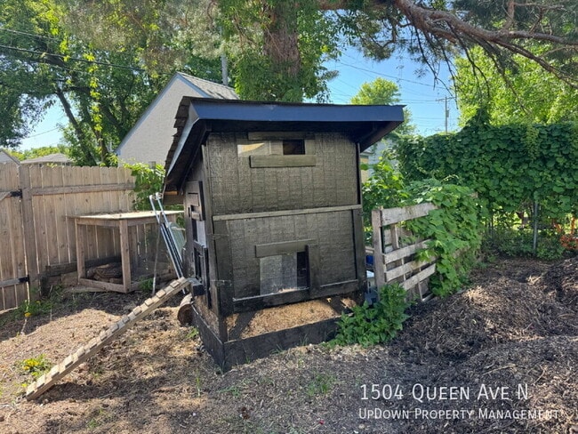 Building Photo - 1504 Queen Ave N