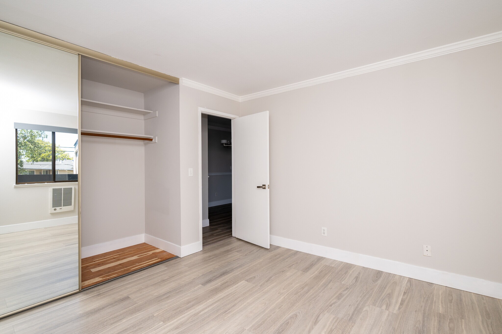 Building Photo - 851 Woodside Way