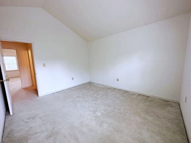 Building Photo - 4 Bedroom Townhouse Near Chesterfield Cour...