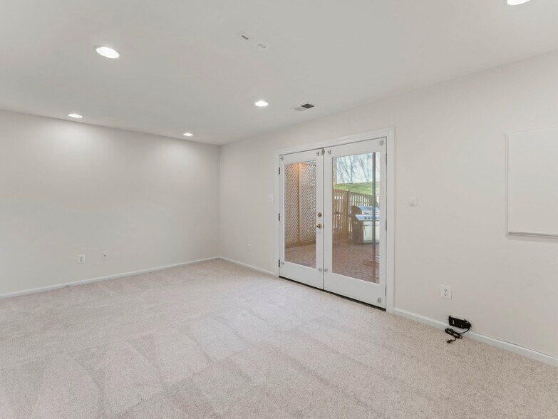 Building Photo - 8638 Dellway Ln