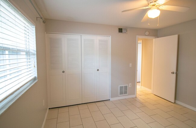 Building Photo - Fantastic 2 bedroom home all tile floors a...