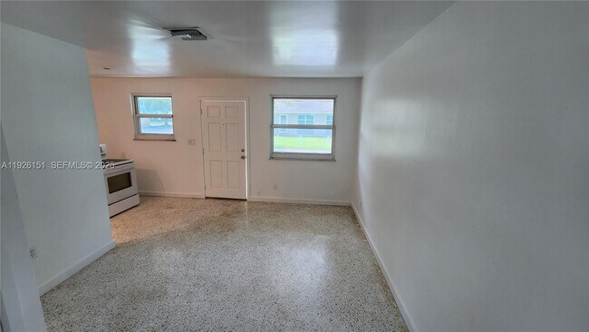 Building Photo - 4555 SW 32nd Ave