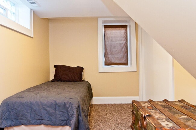 Building Photo - Charming 4-Bed Minneapolis Home with Hardwood Floors & Finished Basement