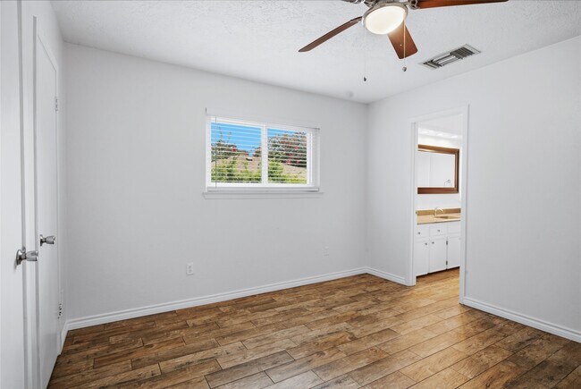 Building Photo - 182 Greenleaf Ln