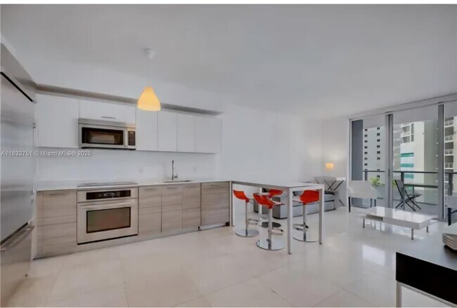 Building Photo - 1300 Brickell Bay Dr
