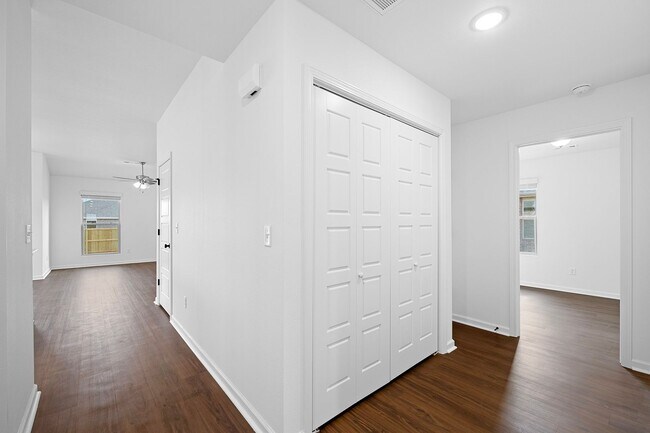 Building Photo - New Beginnings Start At AMRR: 4 bedroom / 2 bath in Apple Crossing!