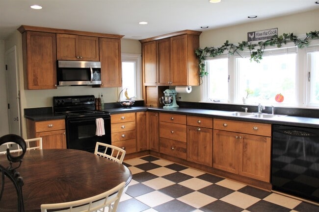 Building Photo - Portland 4BD/2BA Single Family Home - $2,833