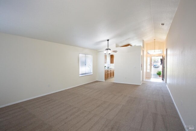 Building Photo - 767 Raven Dr