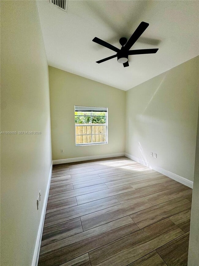 Building Photo - 1012 NE 17th Ct