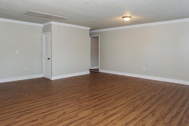 Building Photo - Charming 3 Bedroom Home!