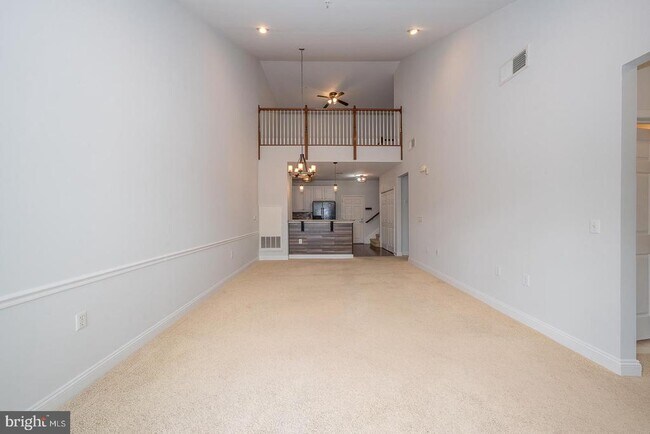 Building Photo - 300 W Elm St