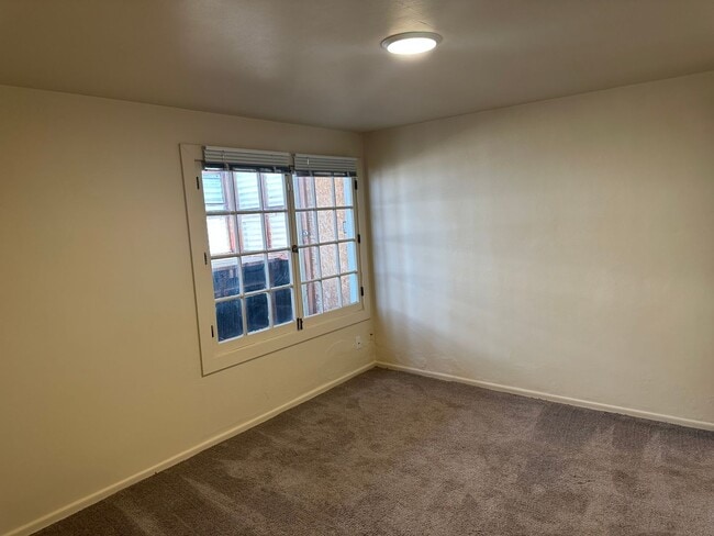 Building Photo - Large 4 bedroom 2 bath house in a great ne...