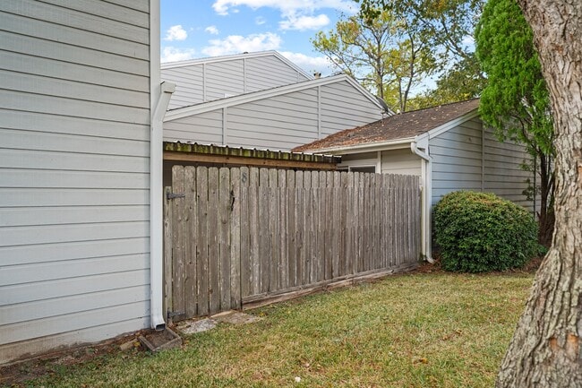 Building Photo - 8 Hideaway Dr