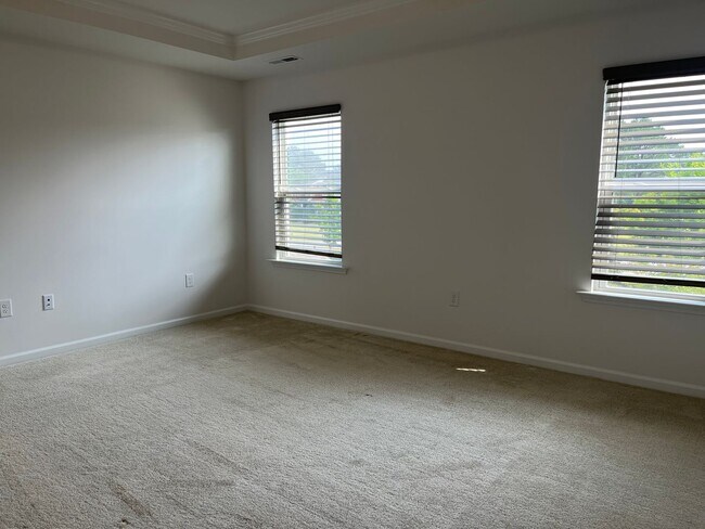 Building Photo - Stunning, Elegant Residence in Fuquay-Vari...