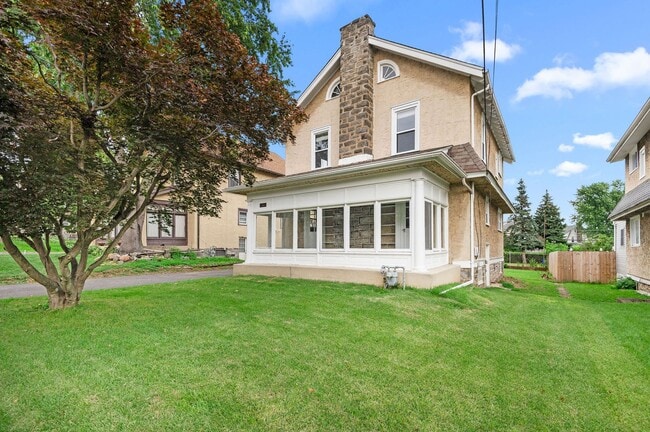 Building Photo - Single family home with hardwood floors th...