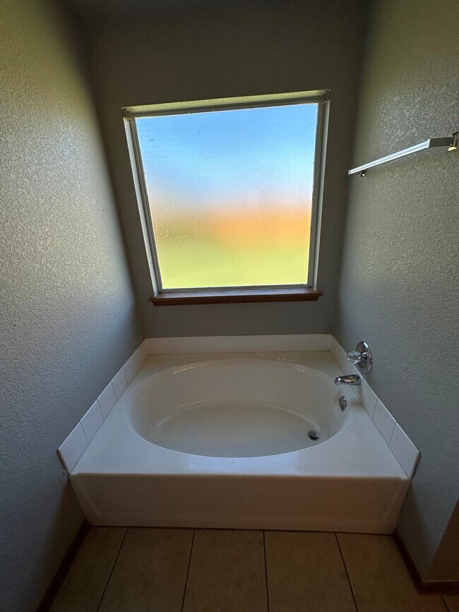 Building Photo - 2004 Cloverdale Ln