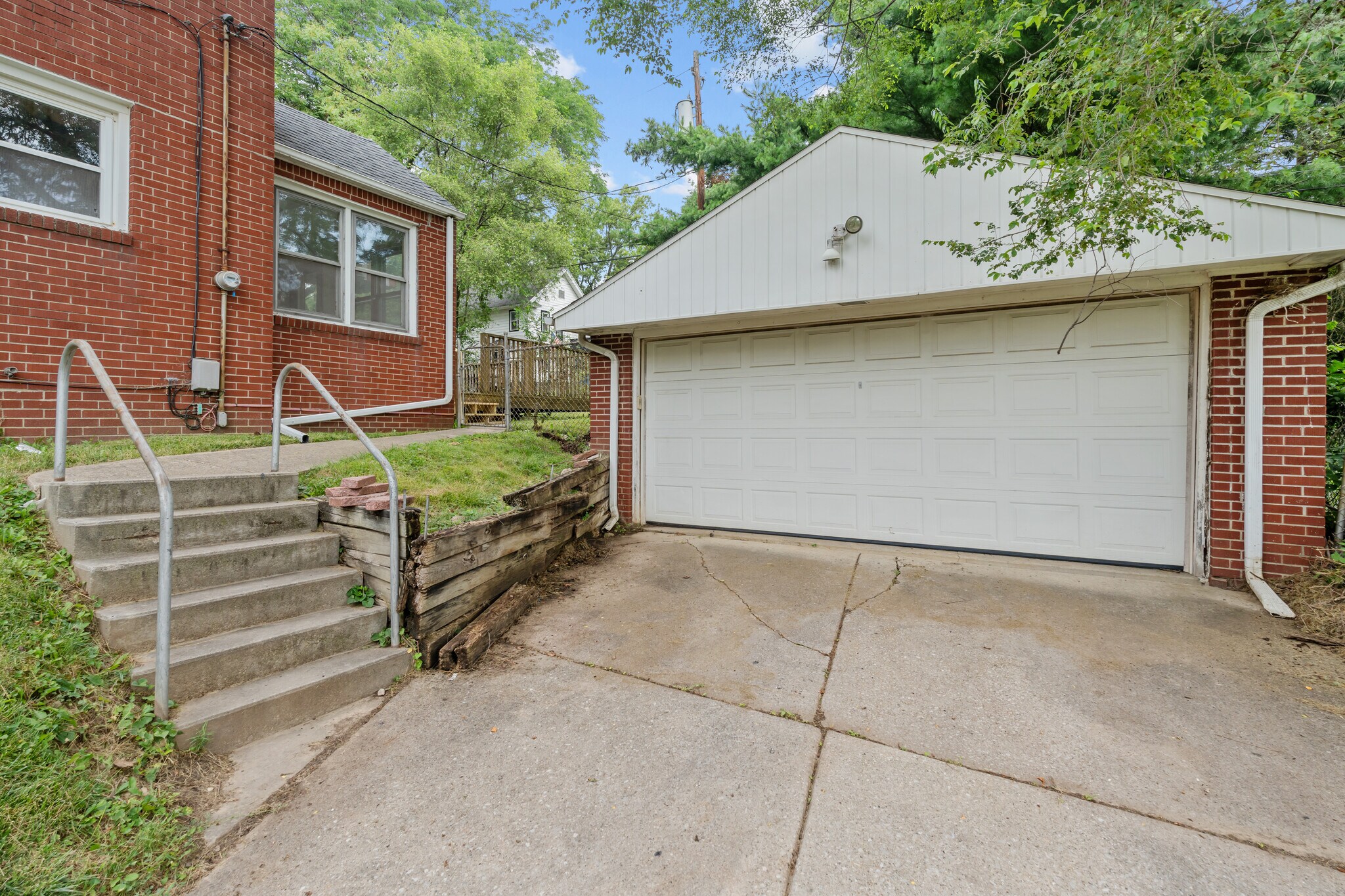 Building Photo - 2024 Southmoor Dr