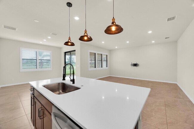 Building Photo - 680 SE Villandry Way