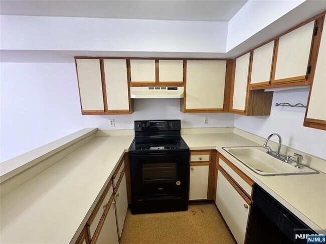 Building Photo - 19 Plauderville Ave