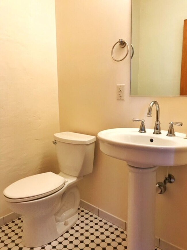 Building Photo - 2 Bedroom, 1.5 Bath Farm HOUSE, LARGE Yard, 2.5 Car Garage! UPDATES!