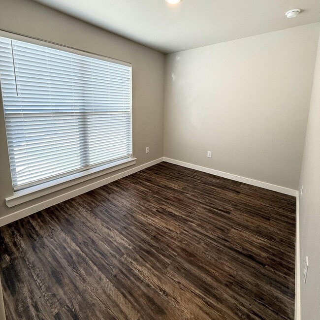 Building Photo - 2108 N Jayton Ave