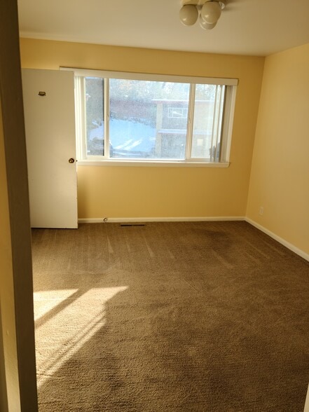 bedroom 3 has own bathroom - 104 Stanford Ave