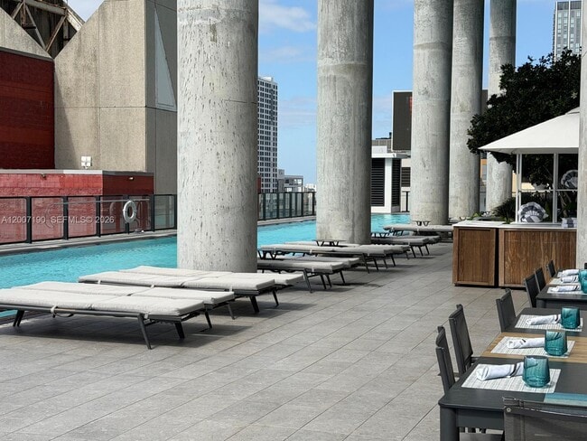 Building Photo - 398 NE 5th St