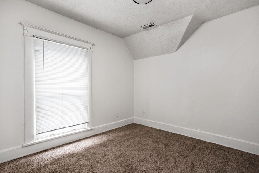 Building Photo - 418 N Drexel Ave