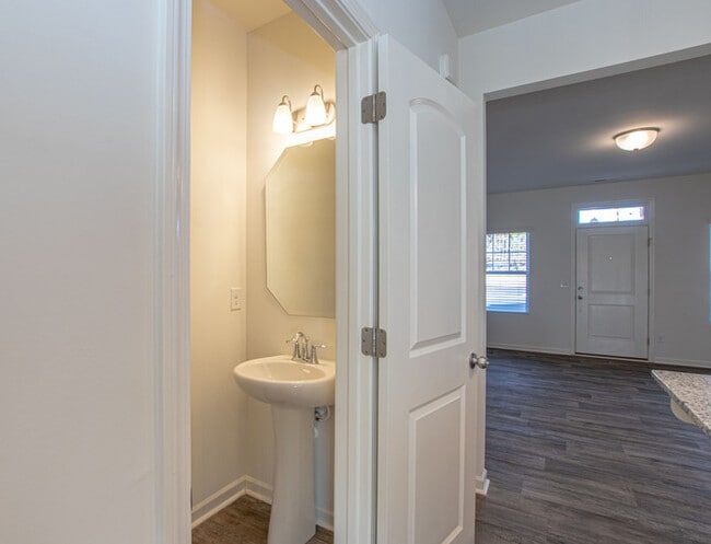 Building Photo - Two bedroom 2 1/2 bath townhome in great l...