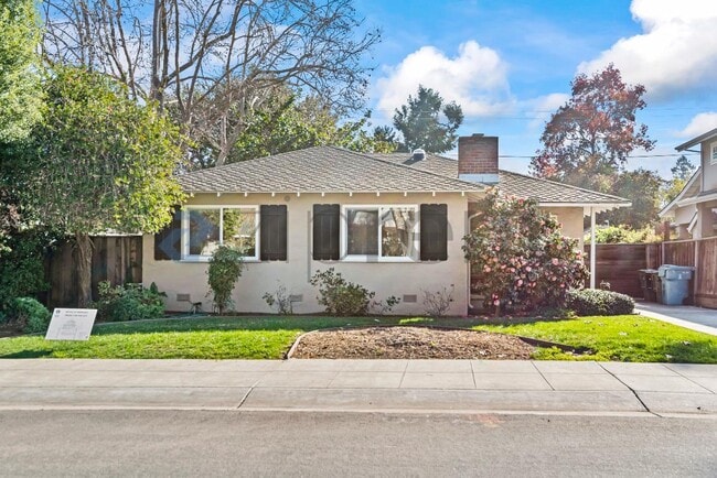 Building Photo - 319 Iris Way