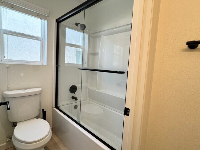 Building Photo - 297 Mildred St