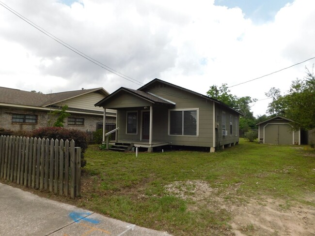 Building Photo - Charming 2 Bedroom!