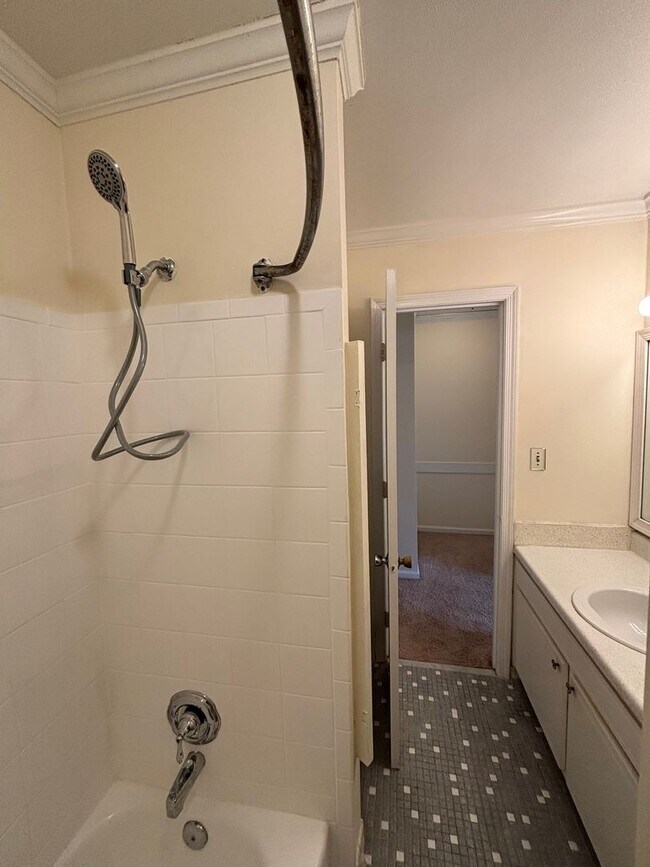 Building Photo - New Listing - Available Now!