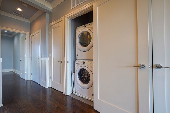 Building Photo - Luxurious 3BR/2BA Condo – Near University of Chicago in the heart of Hyde Park!