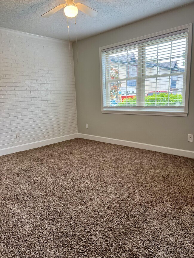 Building Photo - 1815 E Lindsey St