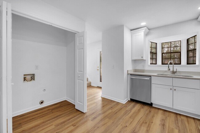 Building Photo - 1305 Cross Creek Cir