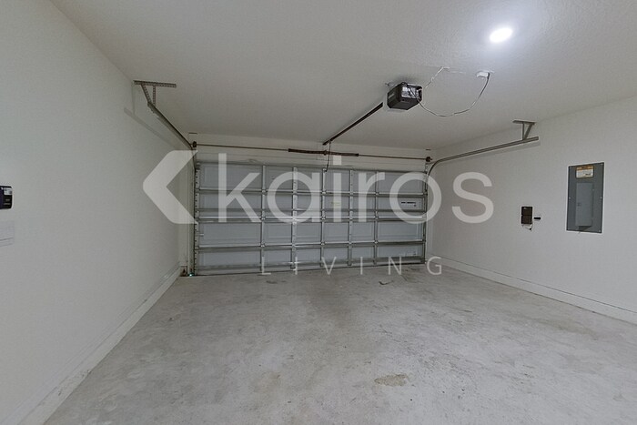 Building Photo - 8585 SW 44th Ct