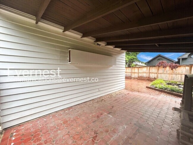 Building Photo - 756 S Willett St