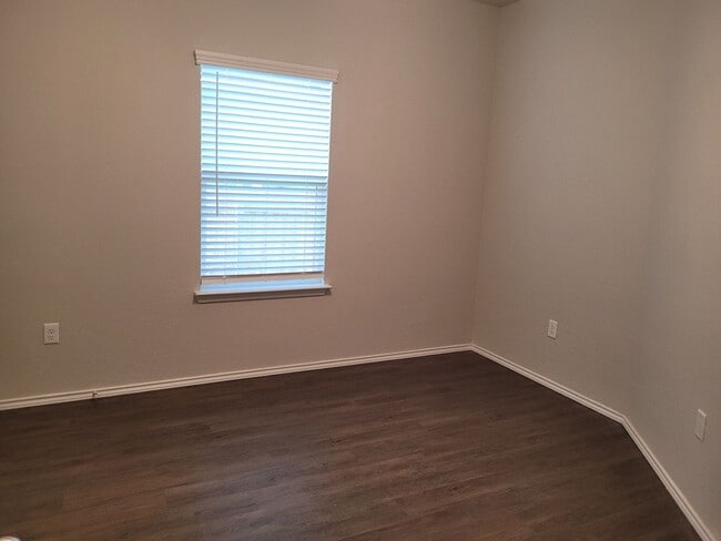 Building Photo - Luxury Duplex 3/2 in Seguin