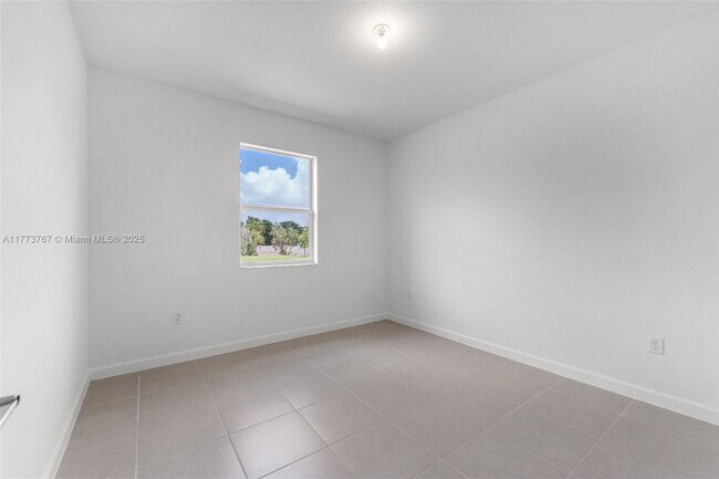 Building Photo - 2700 SE 23rd Ave