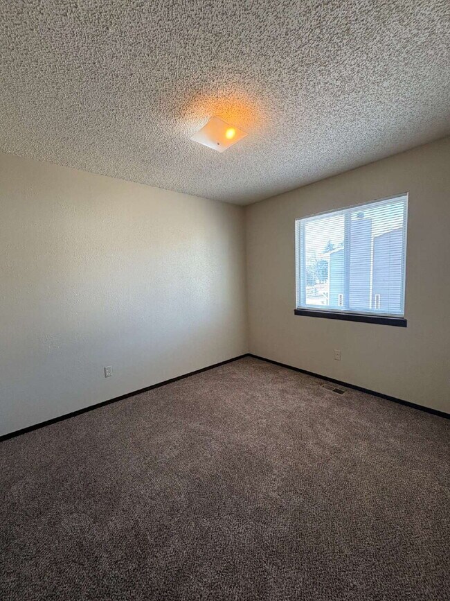 Building Photo - 2 bedroom townhouse - Mineola C