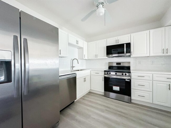 Building Photo - 7910 Sun Island Dr S