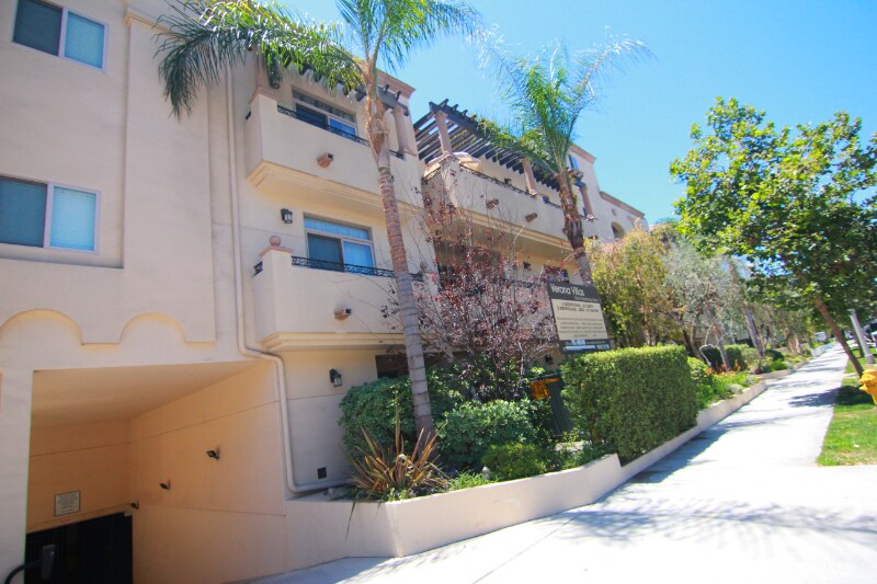 Building Photo - 10640 Woodbridge St