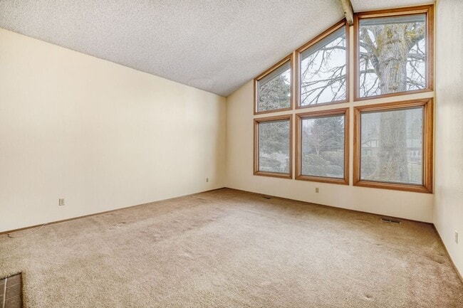 Building Photo - Single Family house on Meridian Valley Country Club.  Gated community